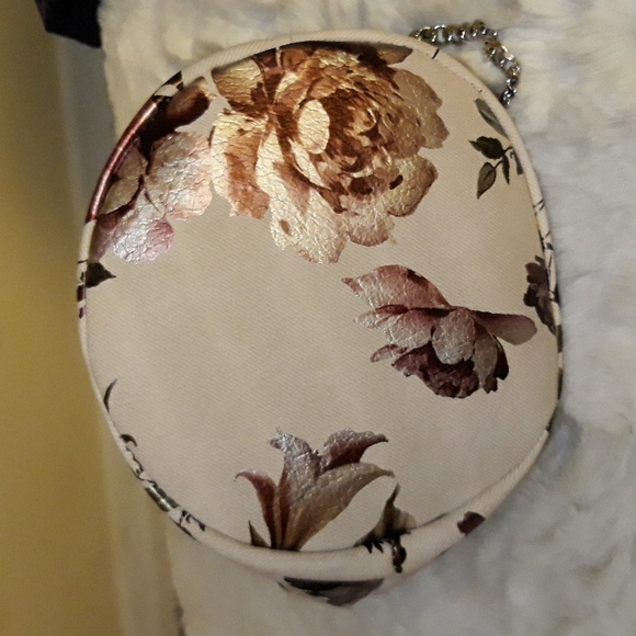 Pristine Condition Floral on Beige Background Chain Drawstring Tote - Small - Picture 3 of 6